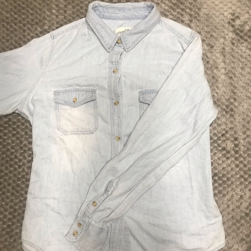 Lightweight demin jacket. Feels like a flannel